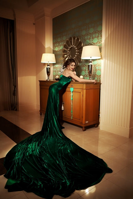 Зеленое платье со шлейфом от D.Evgenica